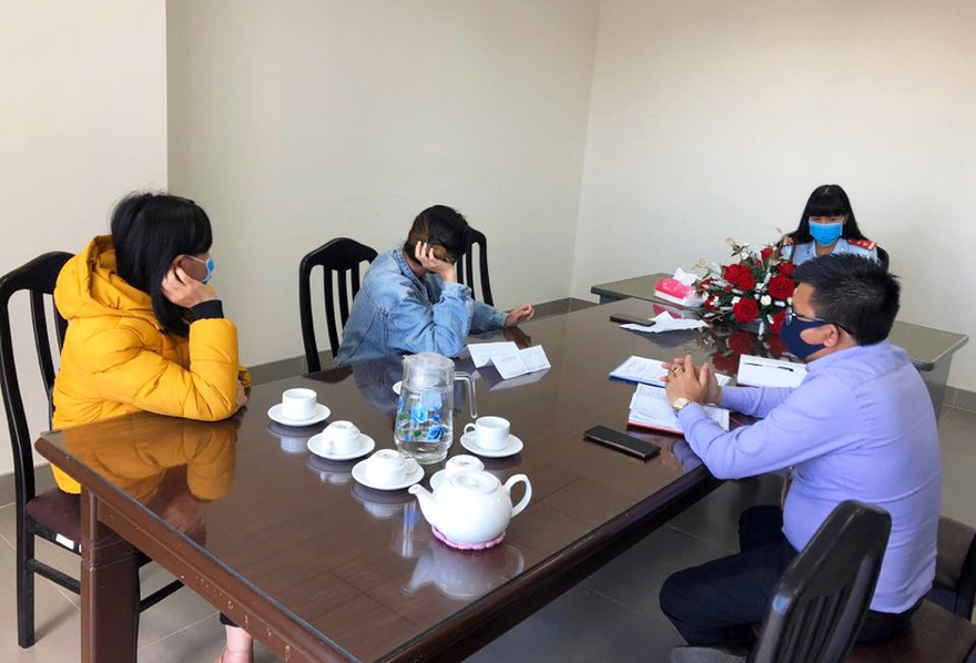 Thanh tra Sở TTTT Lâm Đồng làm việc với những người vi phạm