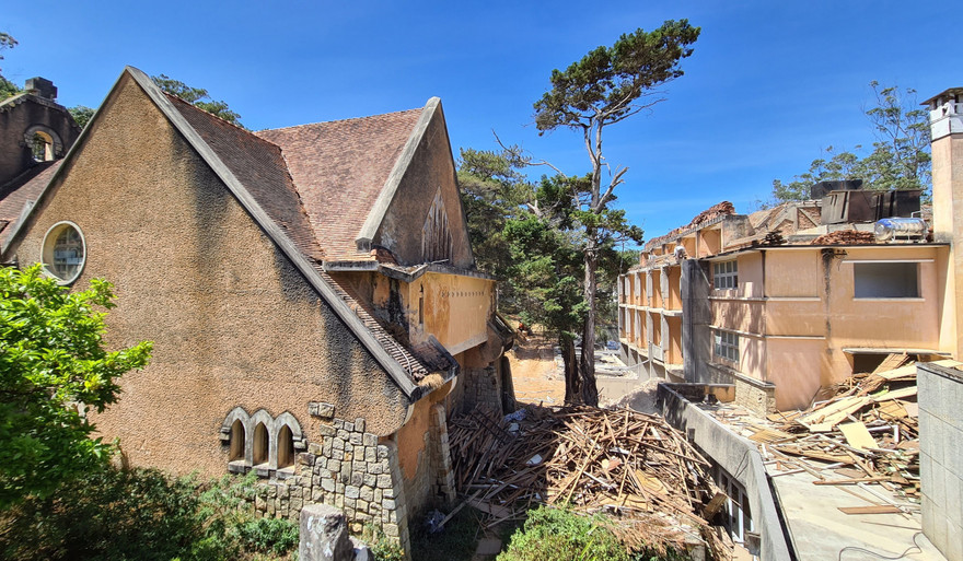 Khu nhà cổ đang được sửa chữa.