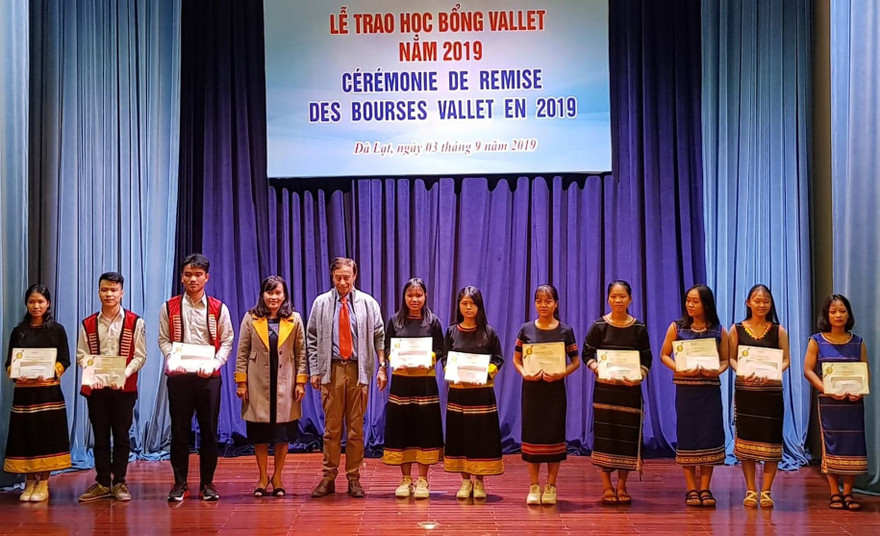 Trao học bổng cho HS, SV dân tộc thiểu số vượt khó