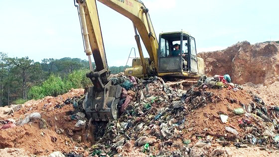 Khui hố rác chôn trái phép trong khuôn viên nhà máy