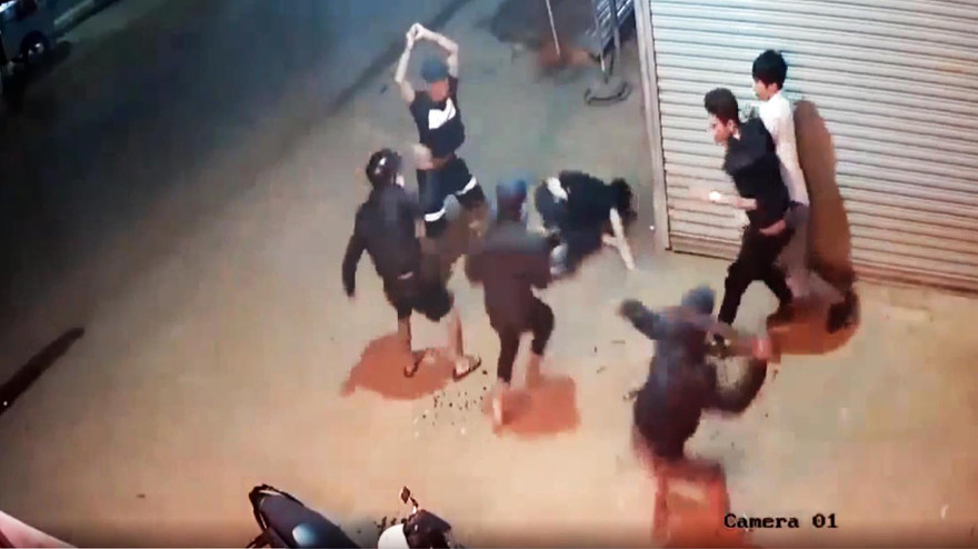 hiện trường vụ chém người-ảnh cắt từ clip