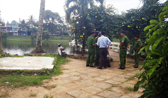 Công an khám nghiệm hiện trường 