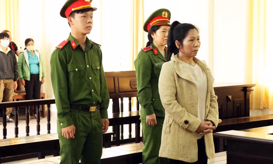 Bị cáo nghe Hội đồng xét xử tuyên án