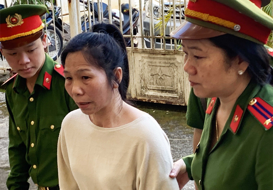 Dẫn giải bị cáo vào phòng xét xử