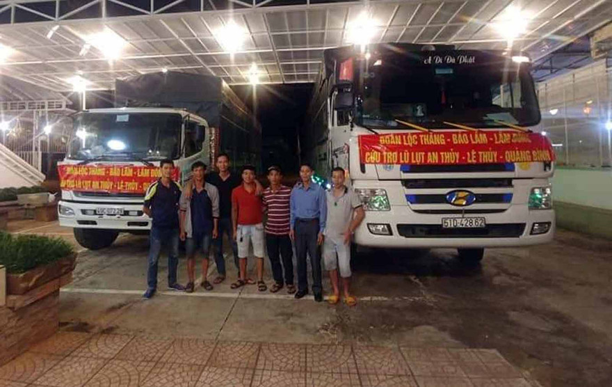 Xe chở hàng cứu trợ chạy suốt đêm để đến miền Trung