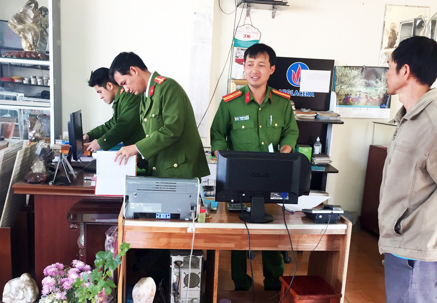 khám xét một công ty trong đường dây mua bán hóa đơn trái phép