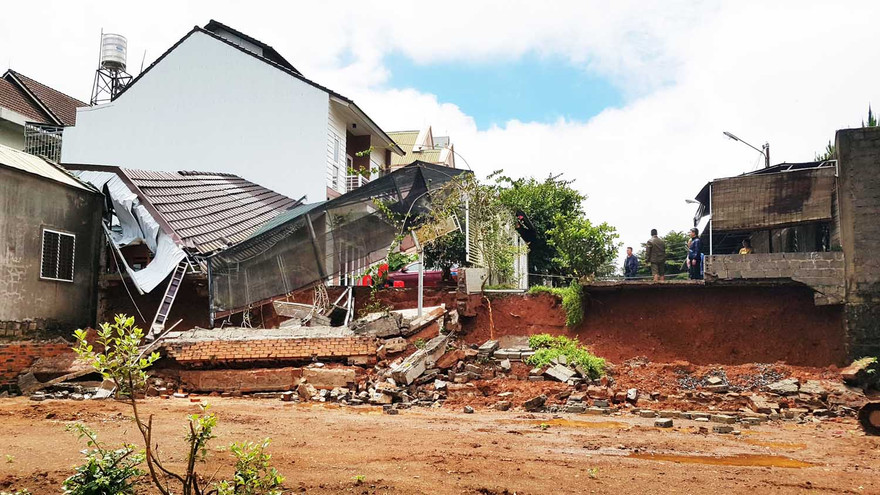 Hiện trường vụ sạt lở đất ở Tổ dân phố 12 