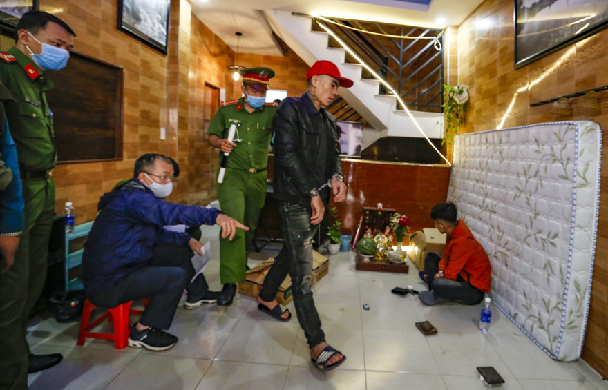 Lực lượng chức năng tiến hành khám xét