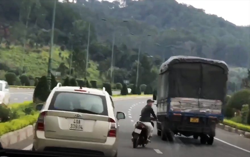 N.Q.T.S đánh võng giữa 2 làn đường trên cao tốc - ảnh cắt từ clip.