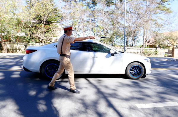 Dừng phương tiện vi phạm luật giao thông để xử lý