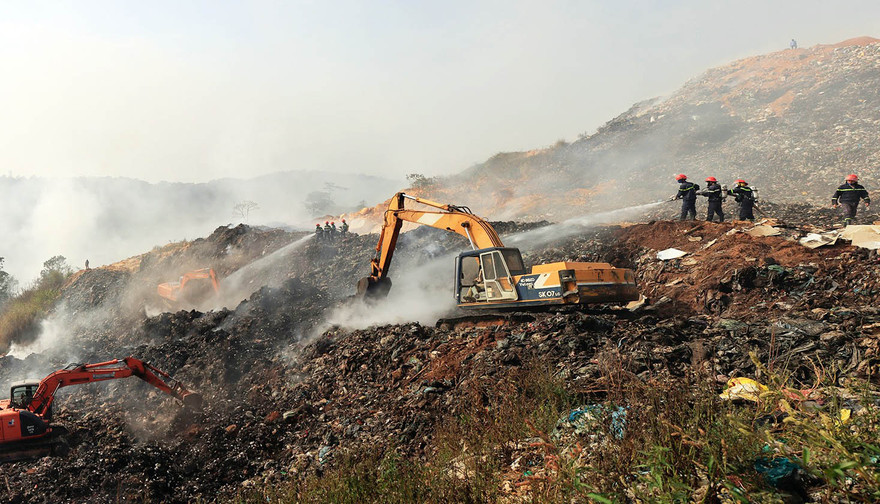 Chữa cháy tại bãi rác Cam Ly