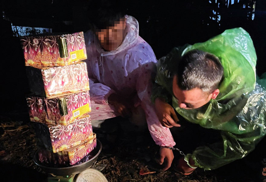 Bắt vụ vạn chuyển pháo nổ trong đêm