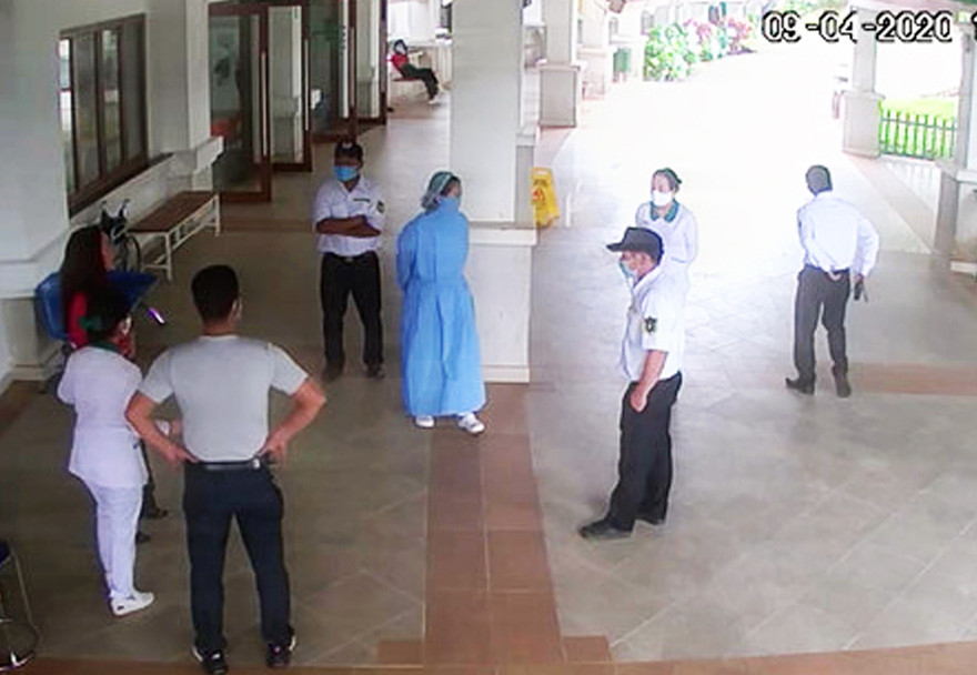 Ông Hùng chống nạnh đe dọa, xúc phạm cán bộ,nhân viên bệnh viện