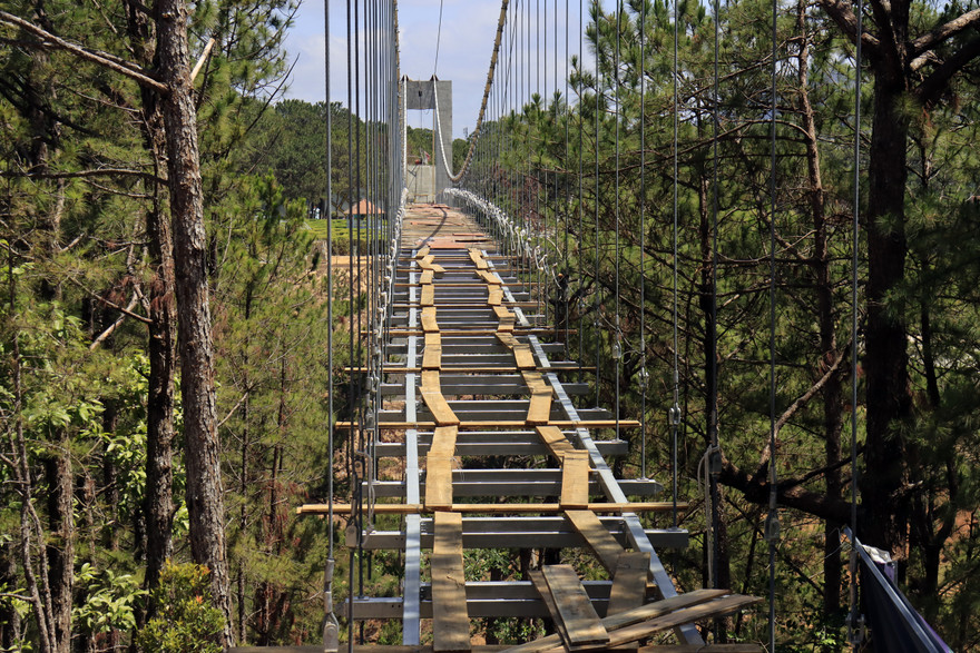 Cầu đáy kính dài tới 255m