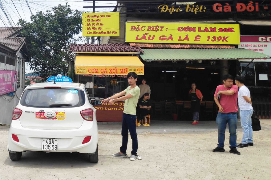 Đưa Phú đi thục nghiệm hiện trường vụ trộm ví trong taxi