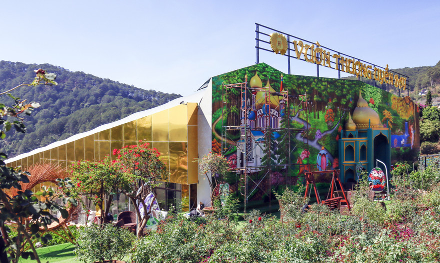 Khối công trình không phép đồ sộ lúc khai trương