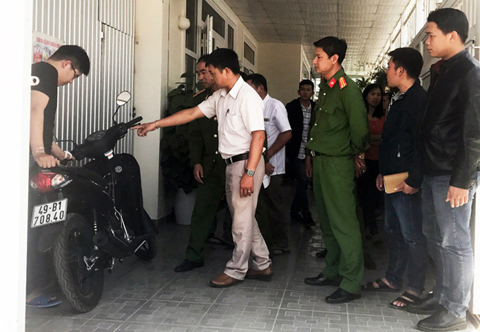 khám nghiệm nơi hai cha con bị trúng đạn