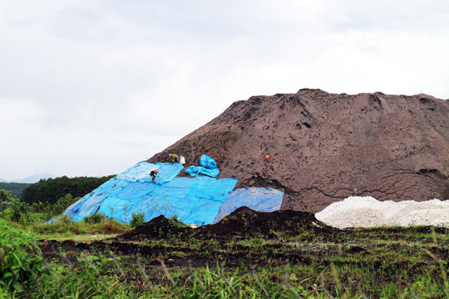 Dãy "núi" chất thải án ngữ trước khu dân cư