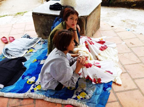 3 thiếu nữ ngủ trong công viên ở Đà Lạt