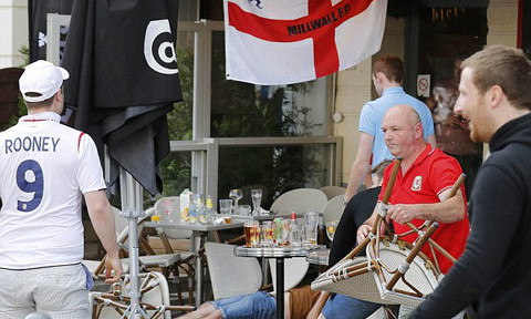 Một CĐV Anh bị đánh gục tại nhà ga trung tâm Lille.