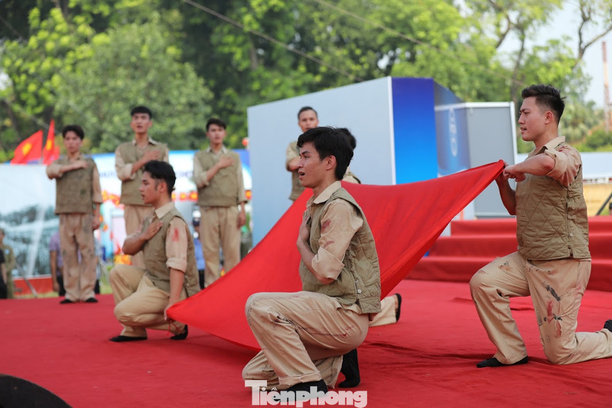 Tái hiện lễ chào cờ lịch sử ở Hoàng thành Thăng Long