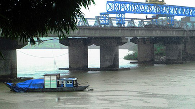 Bất cẩn trong lúc tháo dỡ cầu cũ, anh Dũng đã bị rơi xuống sông Ái Nghĩa tử vong. Ảnh: Báo Quảng Nam.