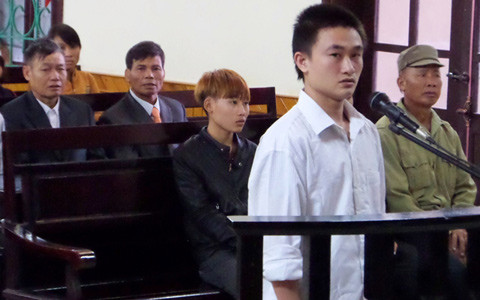 Phan Mạnh Long trước vành móng ngựa.