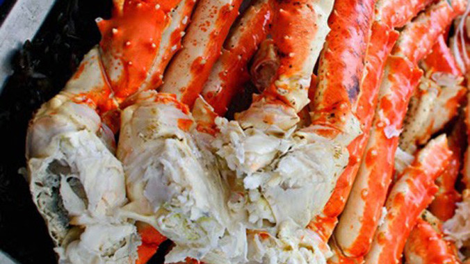 Chân, càng cua Hoàng đế Alaska bán riêng có giá bằng một nửa so với loại nguyên con.