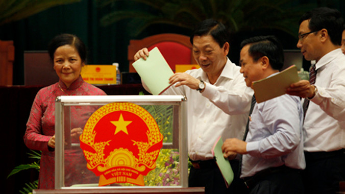 Các đại biểu bỏ phiếu tại kỳ họp HĐND TP Hà Nội.