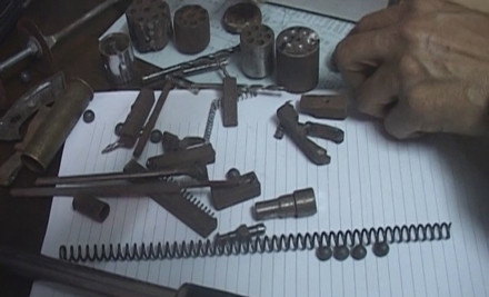 Cơ quan điều tra thu giữ công cụ sản xuất súng và súng đạn.