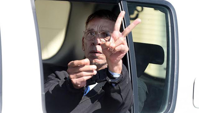 Mustafa ra dấu chiến thắng khi ra khỏi tòa án. Ảnh: Independent.