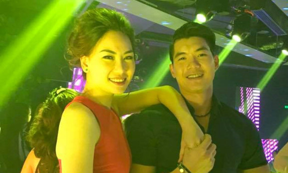 Trương Nam Thành và Thùy Linh trong đêm cầu hôn. Ảnh: NVCC.