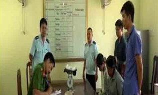 Hai mẹ con bà Vĩnh (ngồi, bìa phải) tại cơ quan điều tra. Ảnh: TL.