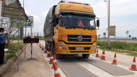 Các xe quá tải bị phạt 12 triệu đồng/xe, bị buộc hạ tải và lái xe bị tước GPLX 2 tháng 