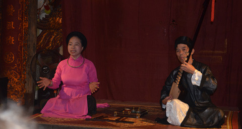 Với Bạch Vân kể cả có 2 người ngồi nghe, chị cũng say sưa hát