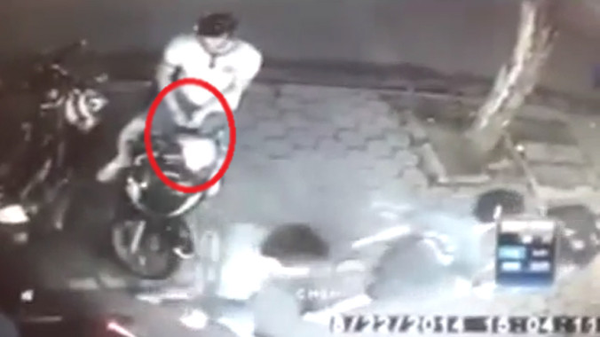 Tên trộm bẻ khóa xe SH trong giây lát