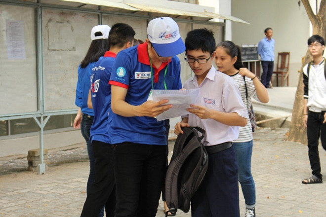 Tình nguyện viên hỗ trợ thí sinh trong buổi làm thủ tục sáng nay (30/6). Ảnh: Giang Thanh. 