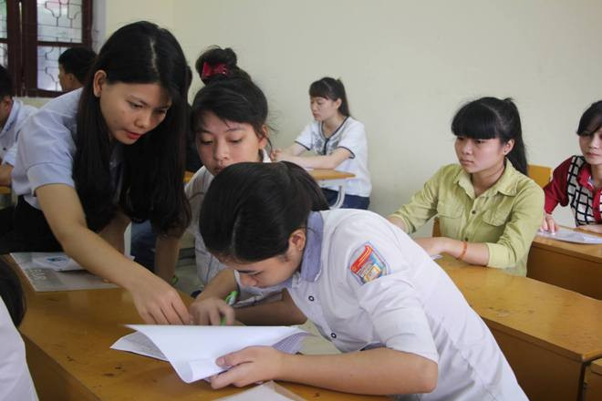 Giám thị hướng dẫn thí sinh làm thủ tục dự thi.