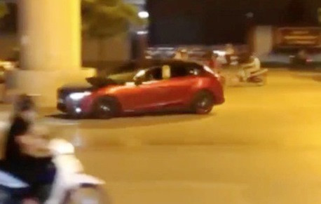 Xe 30E-86130 chạy ngược chiều trên đường Cầu Diễn tối 5/9