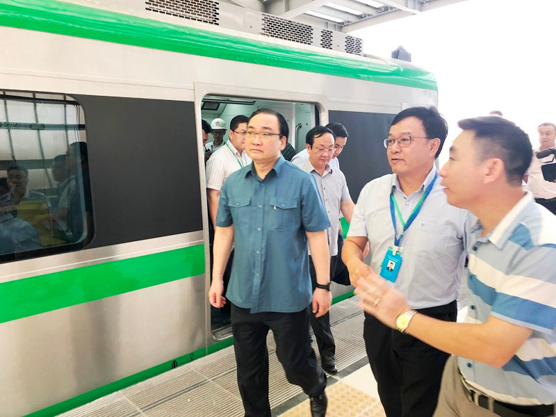 Bí thư Thành ủy Hà Nội đi thực tế, kiểm tra metro Cát Linh - Hà Đông cuối tuần qua. Ảnh: T.Đảng