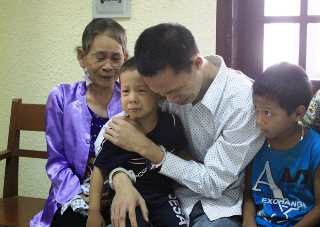 Cuộc gặp gỡ đầy nước mắt của bị cáo Thịnh cùng mẹ và 2 con trong phiên tòa phúc thẩm