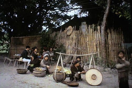 Hà Nội thập niên 1930, chợ chỉ là gánh hàng rong hay quán nước bên đường. Ảnh: Leson Busy