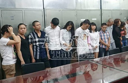 Nhóm người bị bắt giữ tại sới bạc. Ảnh: An ninh Thủ đô