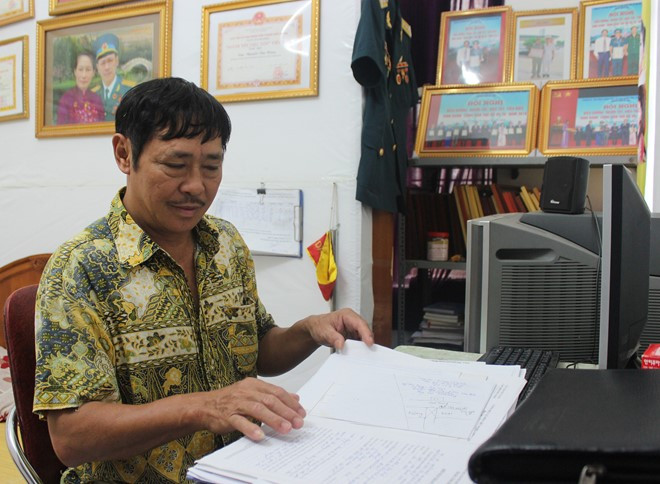 Căn phòng ngủ chừng 10 m2 cũng là nơi làm việc của người công dân Thủ đô ưu tú năm 2016. Ảnh: Hoàng Lam