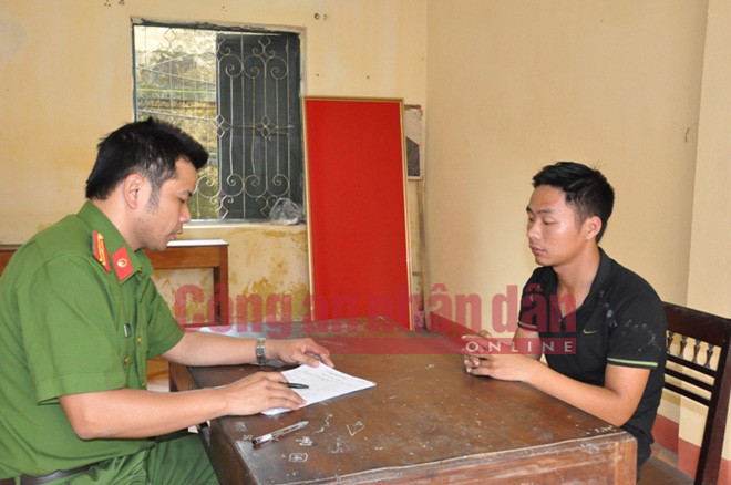 Lấy lời khai đối tượng Lê Văn Tú