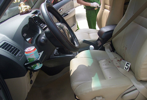 Chiếc xe vấy máu khi tài xế vật lộn với tên cướp