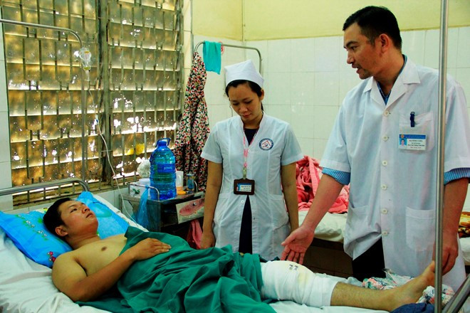 Thượng úy Chinh nằm điều trị tại bệnh viện. Ảnh: M. Q.