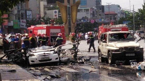 Sau tiếng nổ long trời lở đất, chiếc xe taxi bốc cháy ngùn ngụt