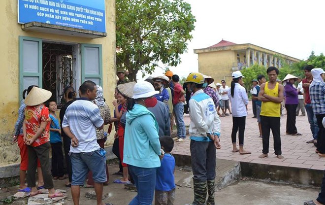 Hàng chục người dân bức xúc quây trụ sở xã, đòi xử nữ cẩu tặc. Ảnh: N.H.