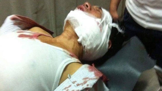 Ông Mạnh được đưa đi cấp cứu với vết thương trên cổ